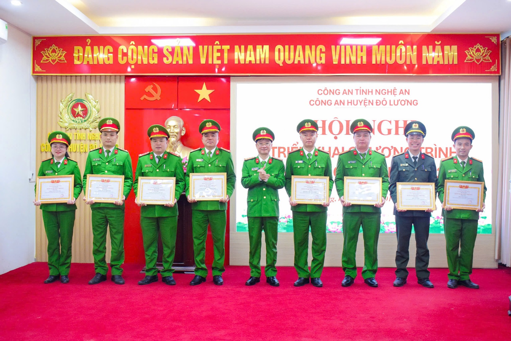 Đồng chí Đại tá Trần Ngọc Tuấn, Phó Giám đốc Công an tỉnh tặng danh hiệu “Đơn vị Quyết thắng” cho các tập thể 