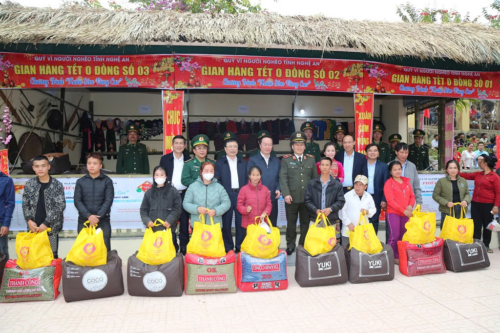 Nhiều phần quà Tết được trao tận tay bà con có hoàn cảnh khó khăn