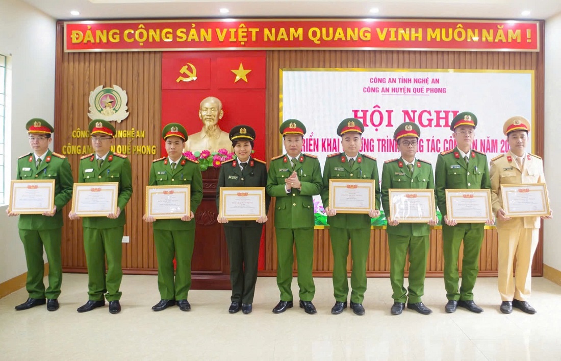 Đồng chí Đại tá Nguyễn Duy Thanh, Phó Giám đốc Công an tỉnh tặng danh hiệu “Đơn vị Quyết thắng”