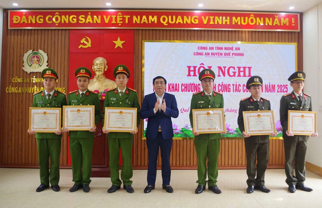 Đồng chí Cao Minh Tú, Phó Bí thư, Chủ tịch UBND huyện Quế Phong trao thưởng các cá nhân đạt thành tích xuất sắc trong đợt cao điểm tấn công, trấn áp tội phạm