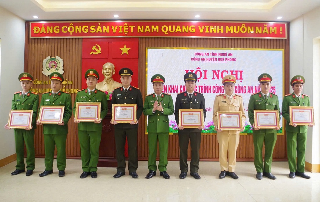 Đồng chí Đại tá Nguyễn Duy Thanh, Phó Giám đốc Công an tỉnh tặng danh hiệu “Chiến sĩ thi đua cơ sơ” cho các cá nhân