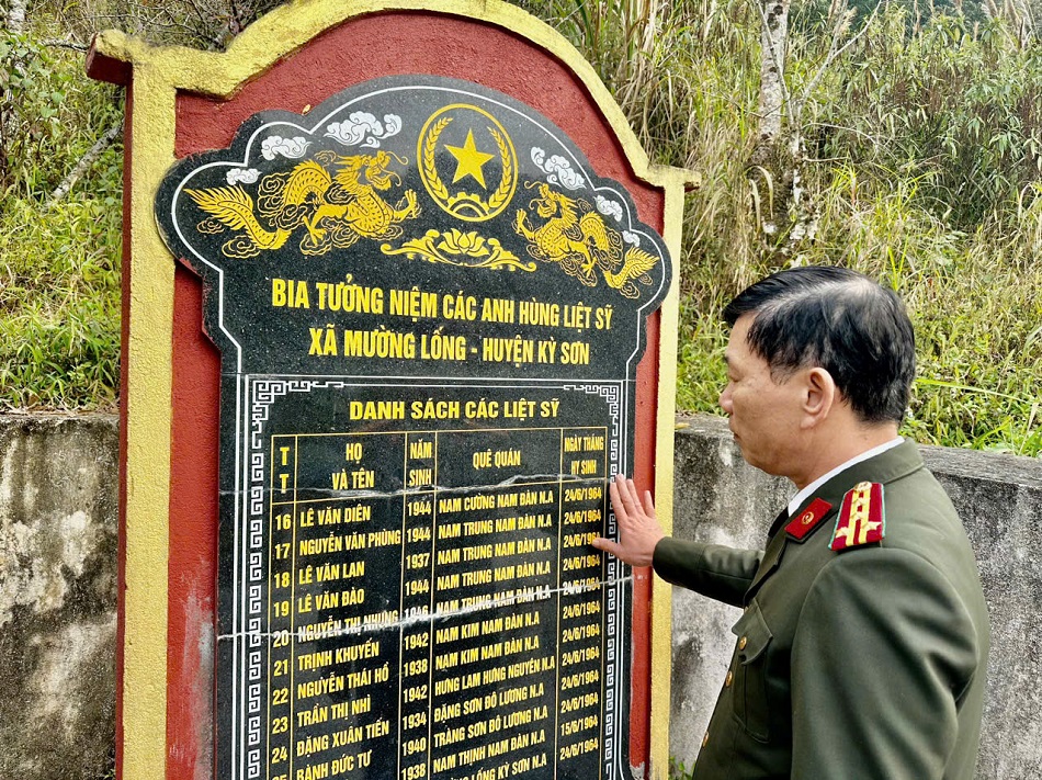 Đoàn công tác Công an tỉnh đã dâng hương, dâng hoa tại Nghĩa trang Liệt sỹ công nhân tại xã Mường Lống, huyện Kỳ Sơn