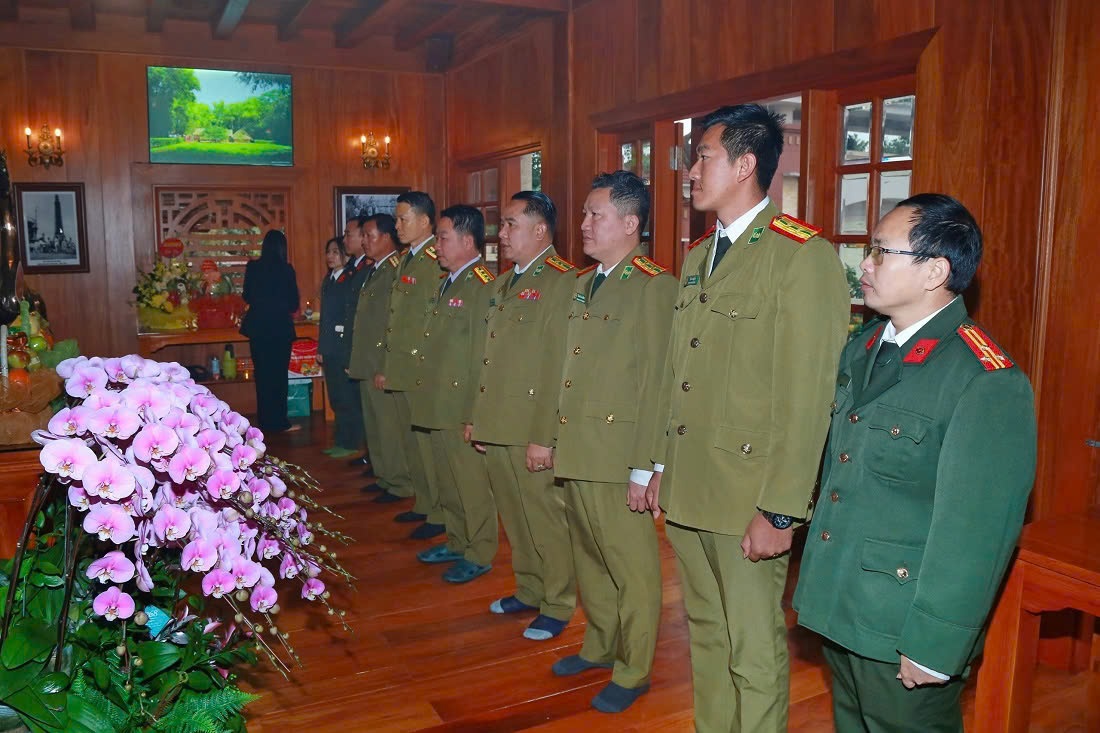 Đoàn công tác Công an tỉnh Bô-ly-khăm-xay tưởng nhớ công lao to lớn của Chủ tịch Hồ Chí Minh tại Nhà tưởng niệm Người trong khuôn viên Công an tỉnh Nghệ An