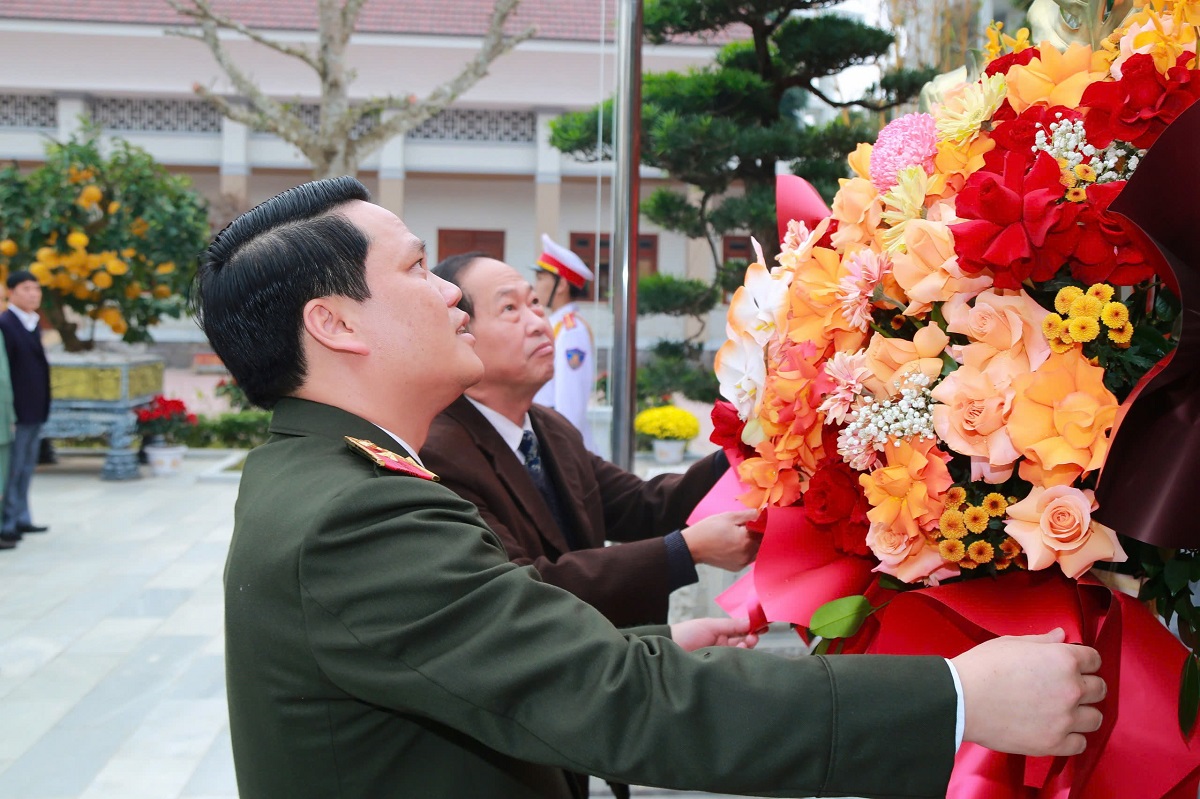 Đồng chí Thiếu tướng Bùi Quang Thanh - Giám đốc Công an tỉnh và đồng chí Đại tá Nguyễn Tiến Dần - nguyên Phó Giám đốc Công an tỉnh, Ủy viên BCH Hội Cựu CAND Việt Nam, Chủ tịch Hội Cựu CAND tỉnh dâng hoa tưởng niệm Chủ tịch Hồ Chí Minh