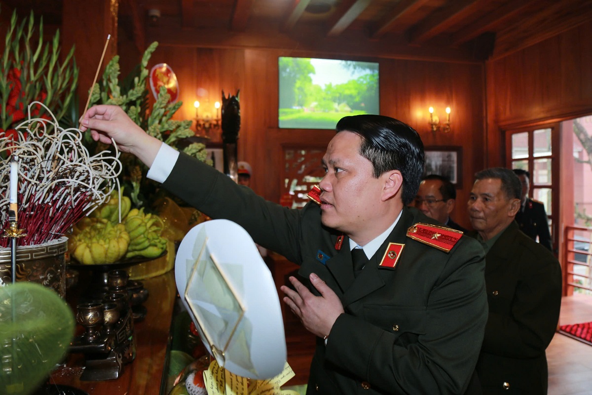 Đồng chí Thiếu tướng Bùi Quang Thanh - Giám đốc Công an tỉnh dâng hương tưởng niệm Chủ tịch Hồ Chí Minh