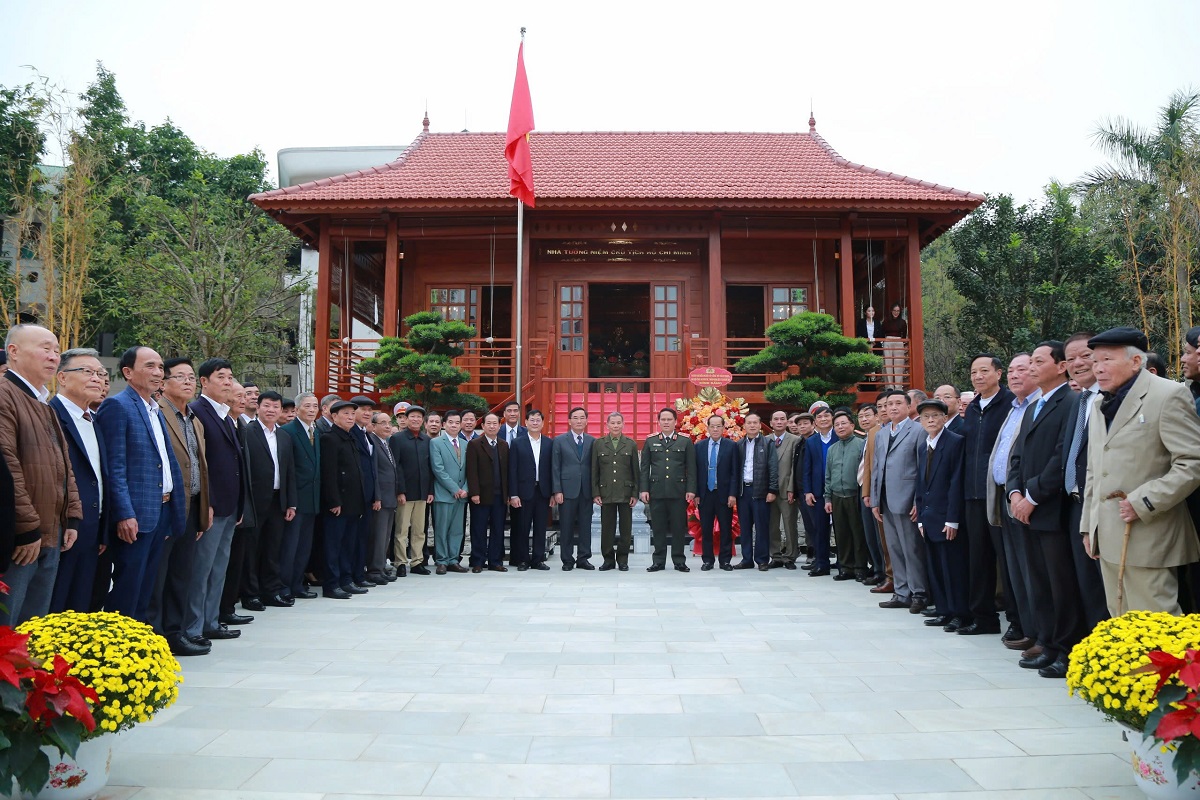 Các đại biểu chụp ảnh lưu niệm tại Nhà tưởng niệm Chủ tịch Hồ Chí Minh trong khuôn viên Công an tỉnh  