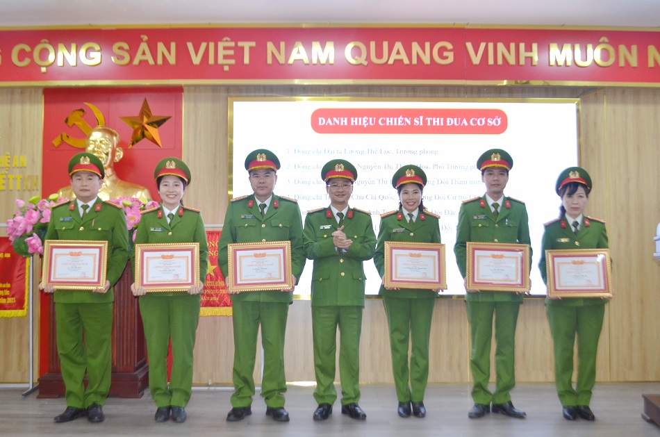 Đồng chí Đại tá Trần Ngọc Tuấn, Phó Giám đốc Công an tỉnh trao danh hiệu “Chiến sĩ thi đua cơ sở” tặng các cá nhân    