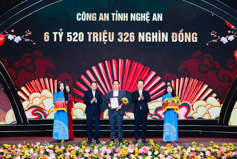 Bí thư Tỉnh ủy Nguyễn Đức Trung và Chủ tịch UBND tỉnh Lê Hồng Vinh tiếp nhận ủng hộ, trao Giấy chứng nhận tấm lòng nhân ái vì cộng đồng, tặng hoa tri ân Công an tỉnh Nghệ An đã ủng hộ Chương trình 