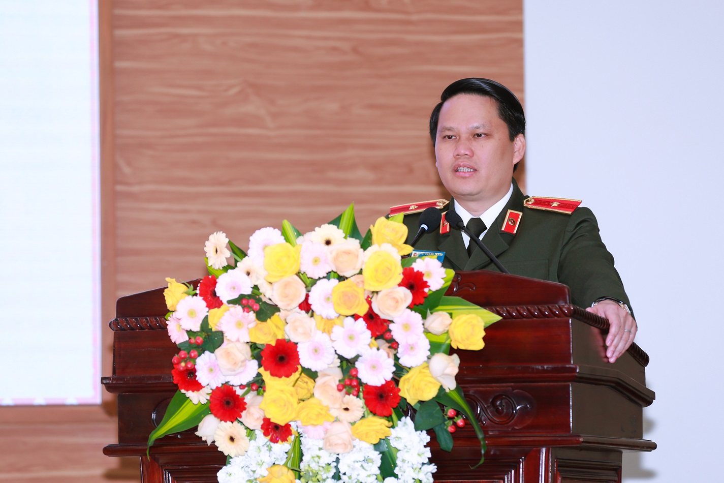 Đồng chí Thiếu tướng Bùi Quang Thanh, Ủy viên Ban Thường vụ Tỉnh ủy, Bí thư Đảng ủy, Giám đốc Công an tỉnh phát biểu chỉ đạo tại Hội nghị
