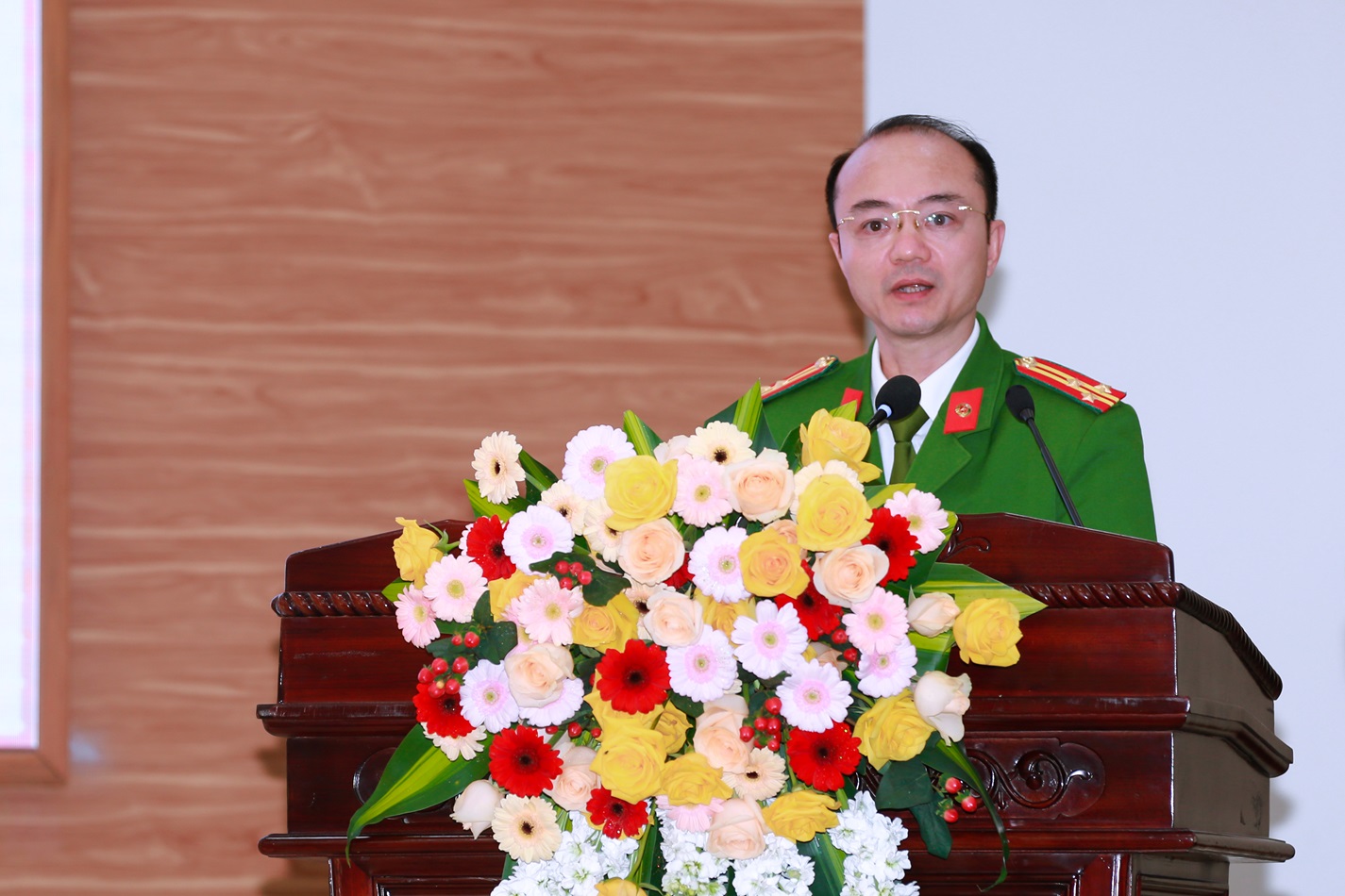 Đồng chí Thượng tá Nguyễn Văn Tịnh, Phó Trưởng Công an thành phố Vinh phát biểu tại Hội nghị