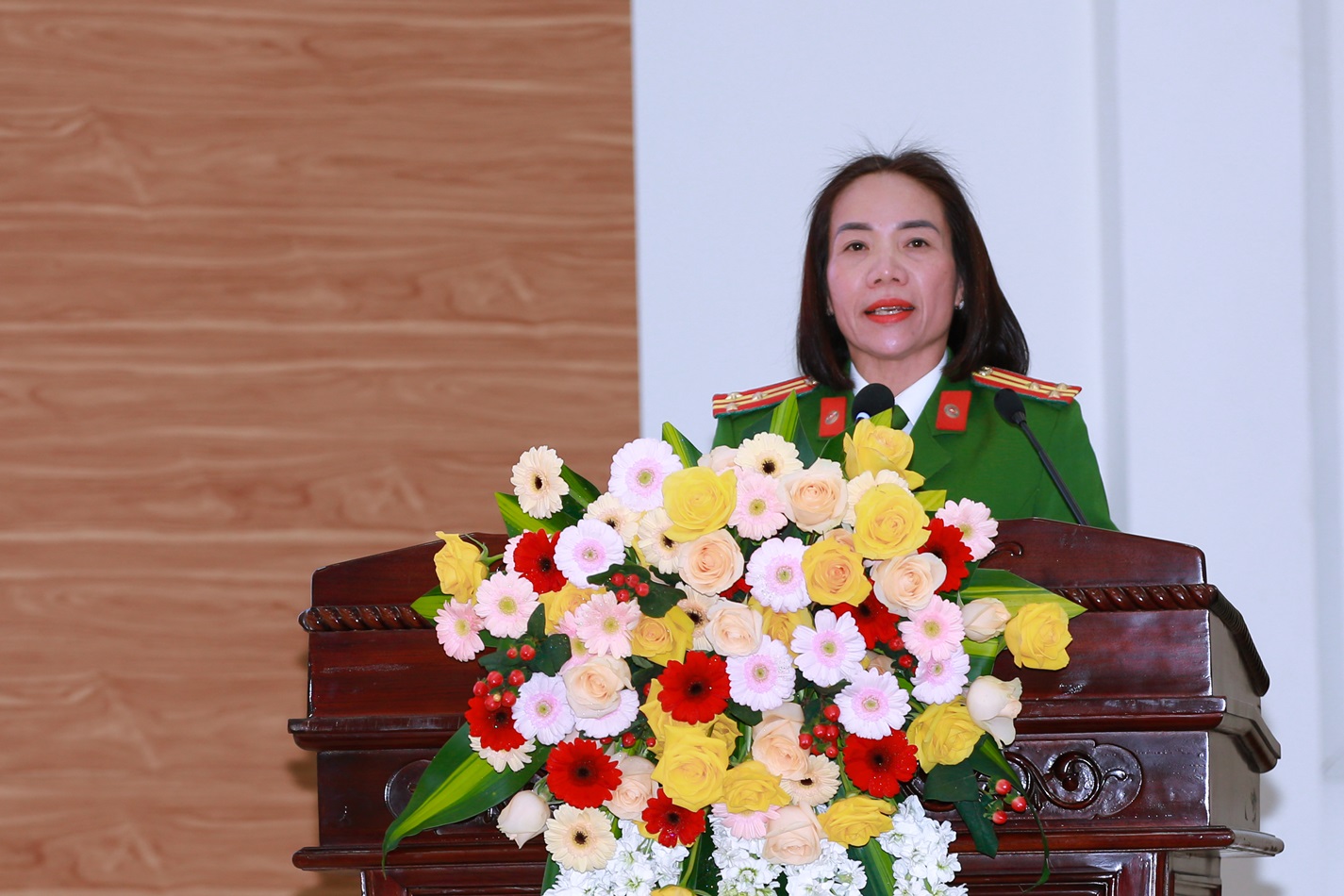 Đồng chí Thượng tá Phan Thị Thu Thủy, Phó Trưởng Công an thành phố Vinh phát biểu tại Hội nghị