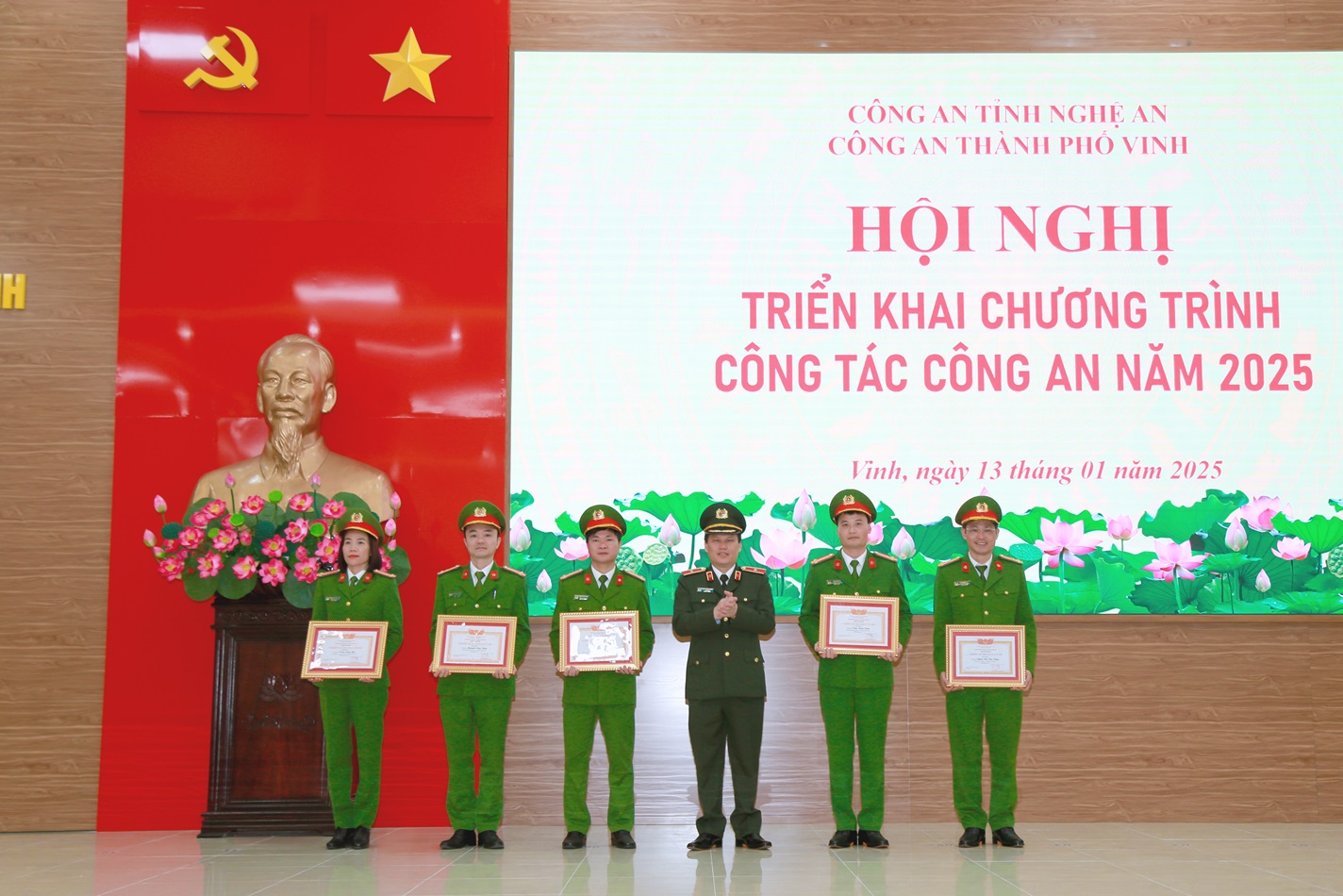Đồng chí Thiếu tướng Bùi Quang Thanh, Ủy viên Ban Thường vụ Tỉnh ủy, Bí thư Đảng ủy, Giám đốc Công an tỉnh trao danh hiệu “Chiến sĩ thi đua cơ sở” tặng các cá nhân đạt thành tích xuất sắc trong công tác, chiến đấu 