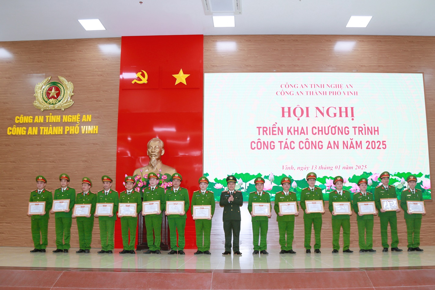 Đồng chí Thiếu tướng Bùi Quang Thanh, Ủy viên Ban Thường vụ Tỉnh ủy, Bí thư Đảng ủy, Giám đốc Công an tỉnh trao danh hiệu “Đơn vị Quyết thắng” tặng các tập thể đạt thành tích xuất sắc trong công tác, chiến đấu