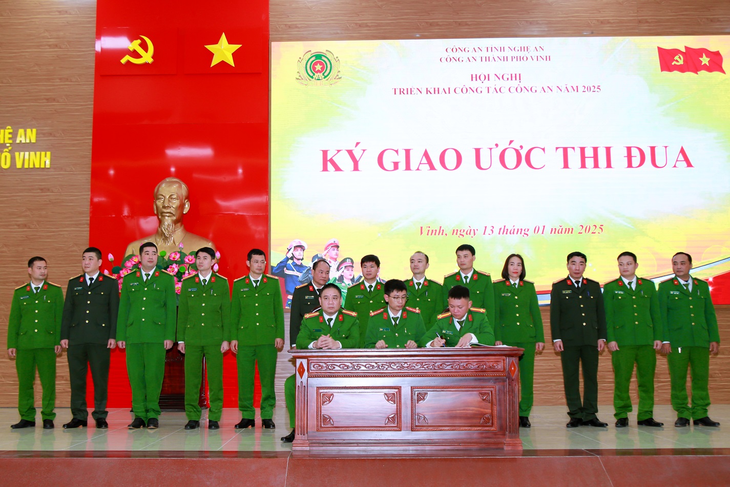 Các đội nghiệp vụ, đoàn thể và Công an các phường, xã ký giao ước thi đua năm 2025