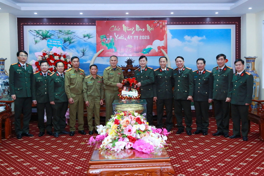 Đồng chí Đại tá Sẻng A Lun Năn Thạ Vông - Phó Giám đốc Công an tỉnh Xiêng Khoảng chúc mừng và tặng quà Công an tỉnh Nghệ An nhân dịp đón Tết cổ truyền của dân tộc