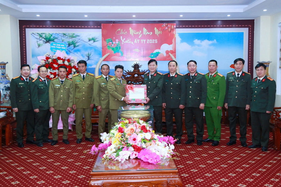 Đồng chí Đại tá Phết Nọi Lo Lon Xí, Phó Giám đốc Công an tỉnh Hủa Phăn chúc mừng và tặng quà Công an tỉnh Đoàn công tác Công an tỉnh Xiêng Khoảng thăm, chúc Tết Công an tỉnh Nghệ An