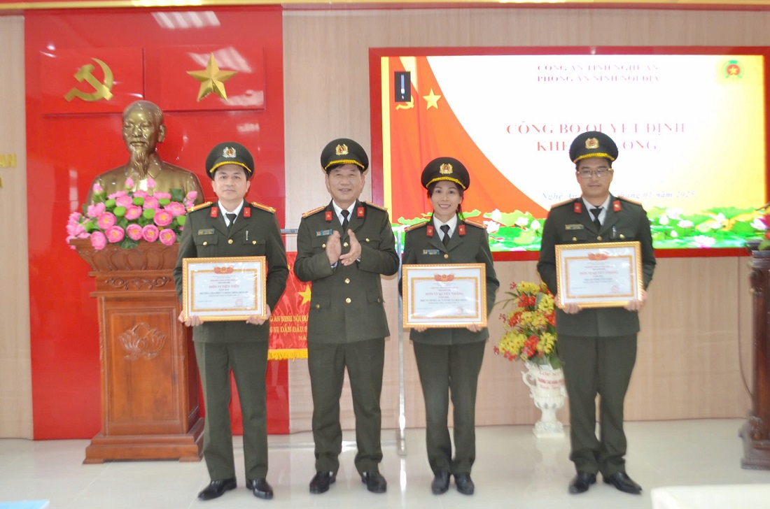 Đồng chí Đại tá Lê Văn Thái, Phó Giám đốc Công an tỉnh trao danh hiệu “Đơn vị Quyết thắng” tặng các tập thể có thành tích xuất sắc trong công tác, chiến đấu