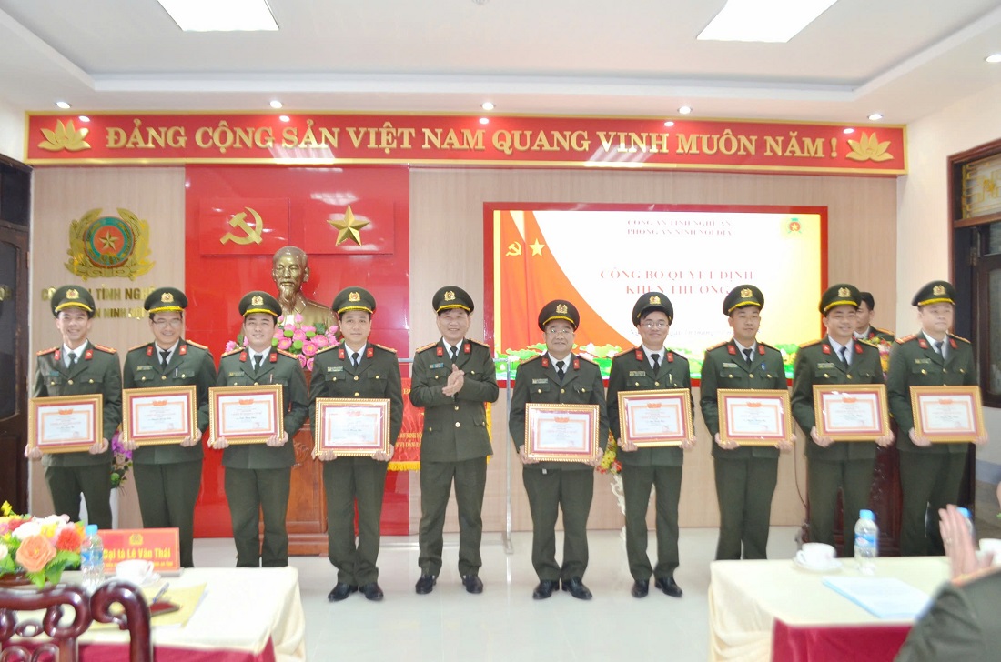 Đồng chí Đại tá Lê Văn Thái, Phó Giám đốc Công an tỉnh trao danh hiệu “Chiến sĩ thi đua cơ sở” tặng các cá nhân có thành tích xuất sắc trong công tác, chiến đấu