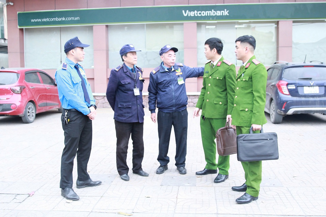 Lực lượng Công an hướng dẫn nghiệp vụ bảo đảm an ninh, an toàn tại ngân hàng cho lực lượng bảo vệ tại Ngân hàng Vietcombank chi nhánh Vinh
