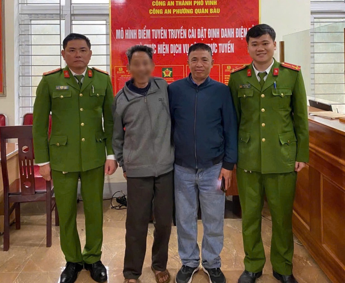Ông H. được Công an phường Quán Bàu, thành phố Vinh bàn giao cho người thân