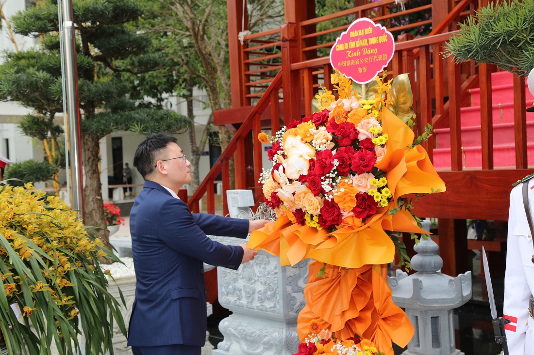 Đồng chí Xa Lệ Hoa, Phó Giám đốc Công an tỉnh Hồ Nam dâng hoa tưởng niệm Chủ tịch Hồ Chí Minh tại Nhà tưởng niệm Người trong khuôn viên Công an tỉnh Nghệ An