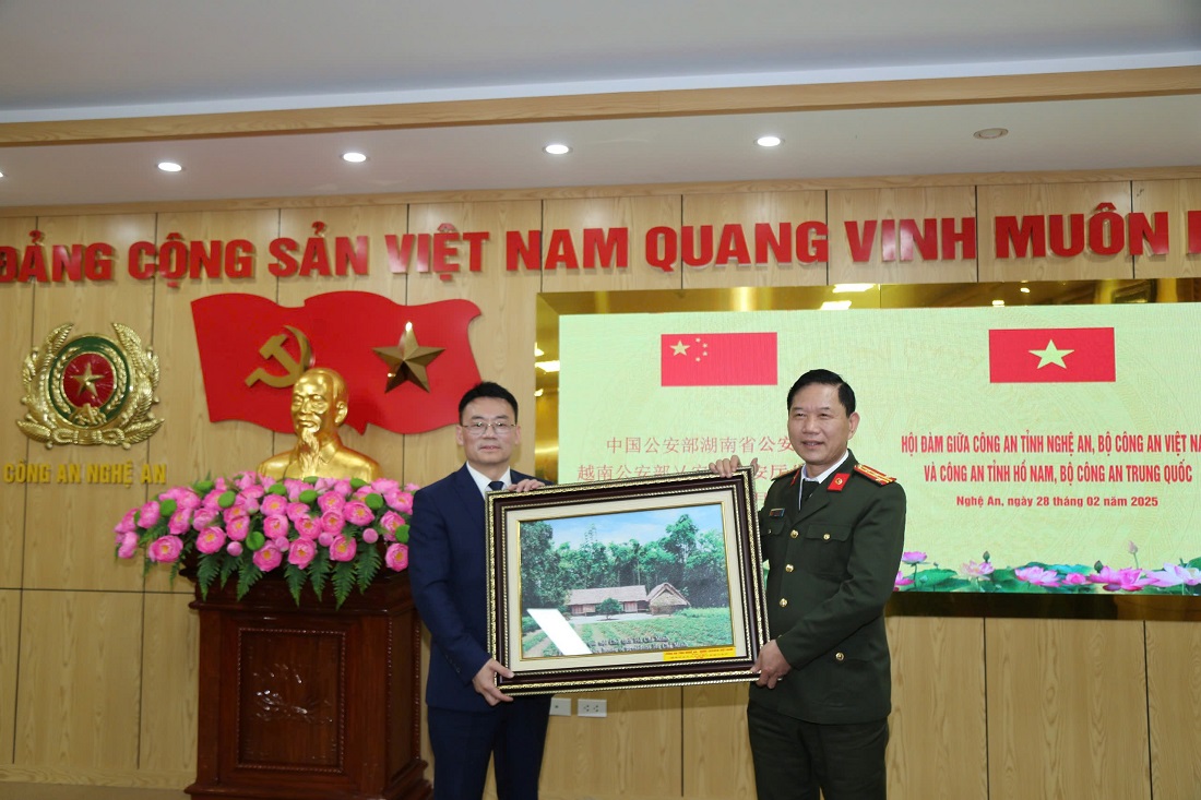 Đồng chí Đại tá Lê Văn Thái, Phó Giám đốc Công an tỉnh Nghệ An tặng quà đoàn đại biểu Công an tỉnh Hồ Nam 