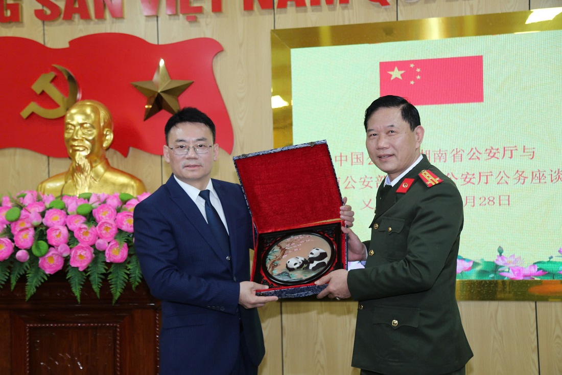 Đồng chí Xa Lệ Hoa, Phó Giám đốc Công an tỉnh Hồ Nam trao tặng quà Công an tỉnh Nghệ An