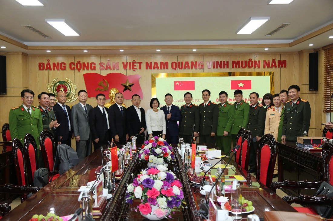 Các đại biểu chụp ảnh lưu niệm