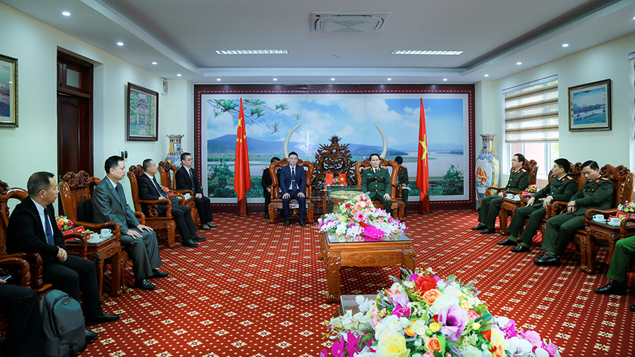 Tiếp xã giao đoàn công tác Công an tỉnh Hồ Nam, đồng chí Thiếu tướng Bùi Quang Thanh, Ủy viên Ban Thường vụ Tỉnh ủy, Bí thư Đảng ủy, Giám đốc Công an tỉnh Nghệ An bày tỏ vui mừng khi được tiếp đón các đồng chí trong đoàn đến thăm, làm việc với Công an tỉnh Nghệ An