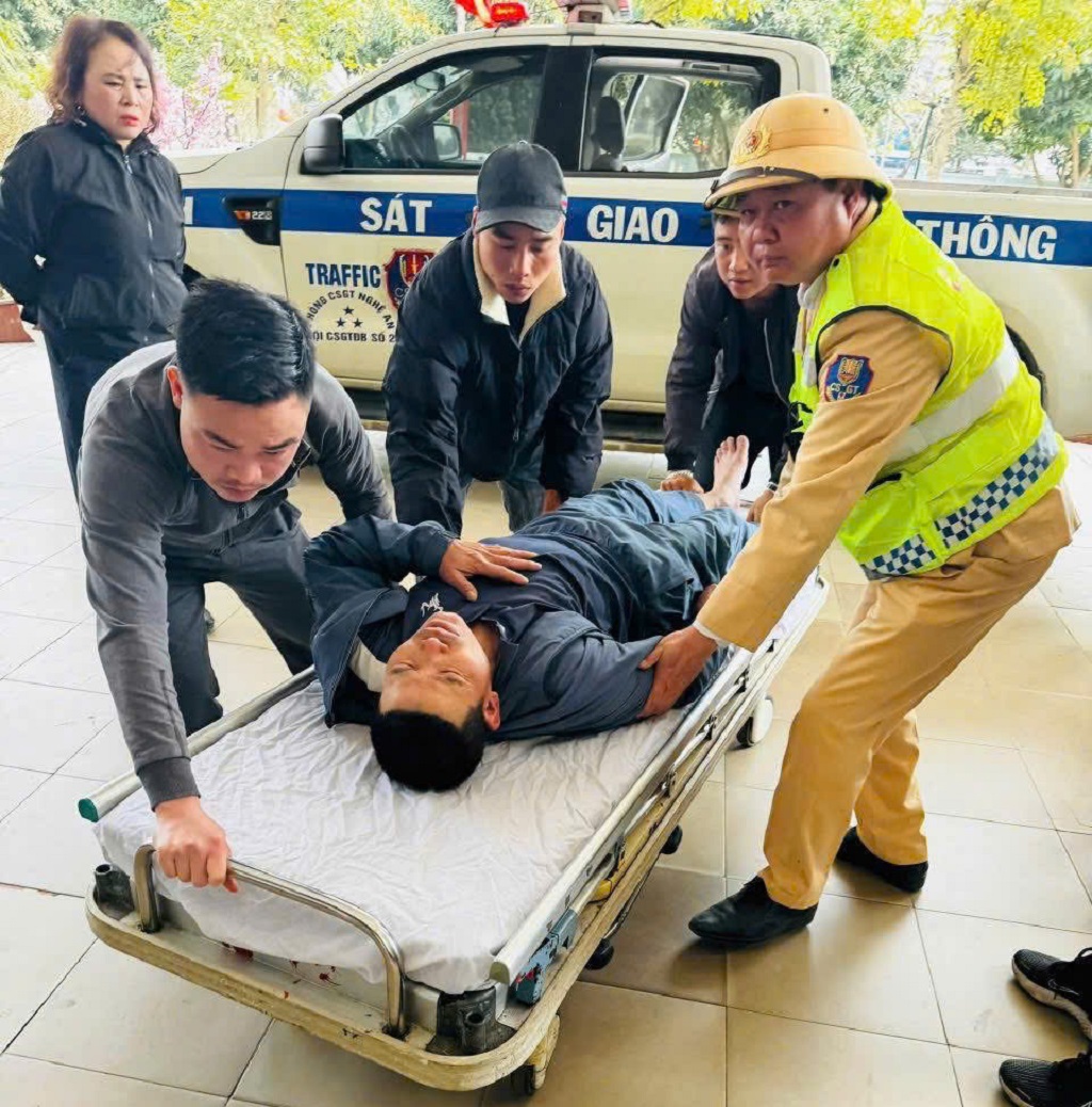 Cảnh sát giao thông kịp thời đưa người dân bị đột quỵ đi cấp cứu