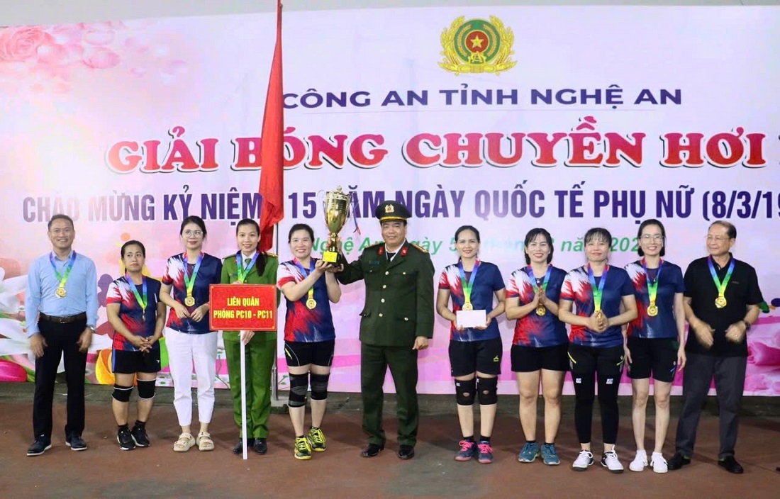 Đồng chí Thượng tá Nguyễn Trọng Khanh, Trưởng phòng Công tác chính trị trao giải Nhất cho đội Liên quân  Phòng Cảnh sát Thi hành án hình sự và hỗ trợ tư pháp và Trại Tạm giam