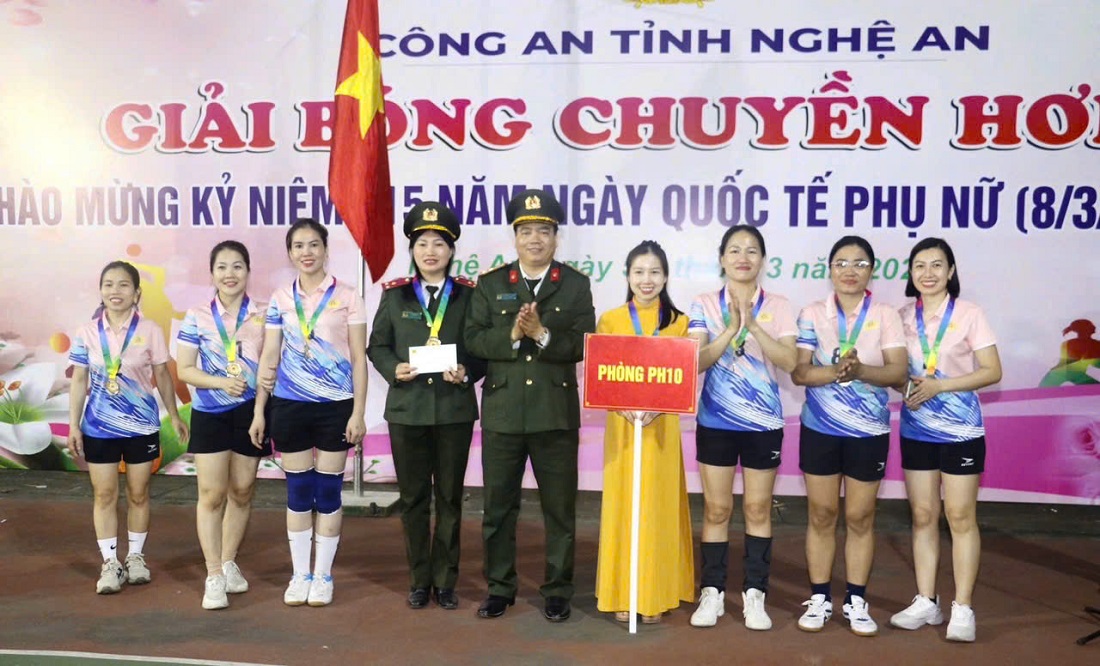 Đồng chí Thượng tá Nguyễn Trọng Khanh, Trưởng phòng Công tác chính trị trao giải Nhì cho Phòng Hậu cần