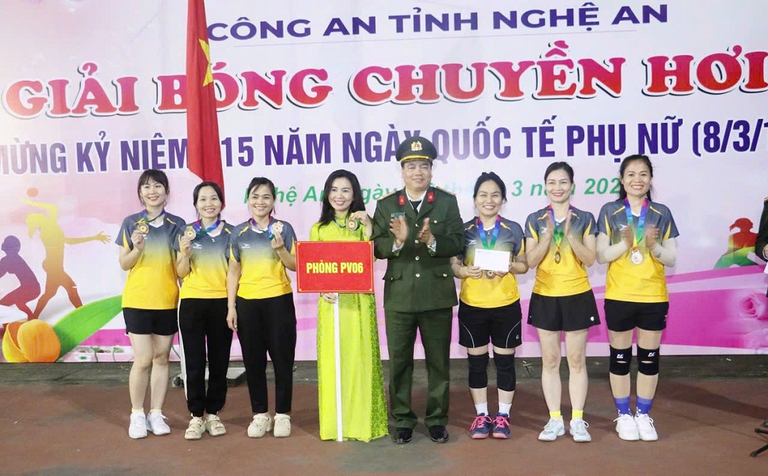 Đồng chí Thượng tá Nguyễn Trọng Khanh, Trưởng phòng Công tác chính trị trao giải Ba cho 02 đội: Khối An ninh và Phòng Công tác chính trị; Phòng Hồ sơ