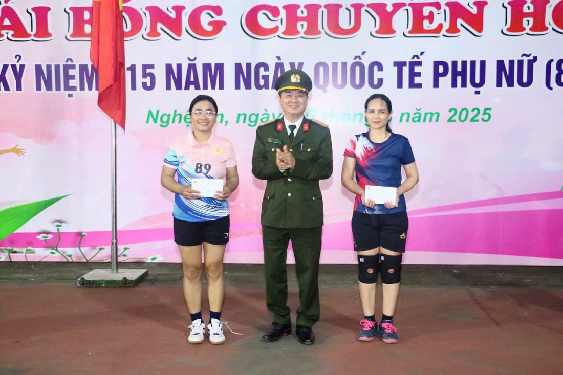 Đồng chí Thượng tá Vũ Quốc Bảo, Phó Trưởng phòng Công tác chính trị trao giải phụ cho các vận động viên