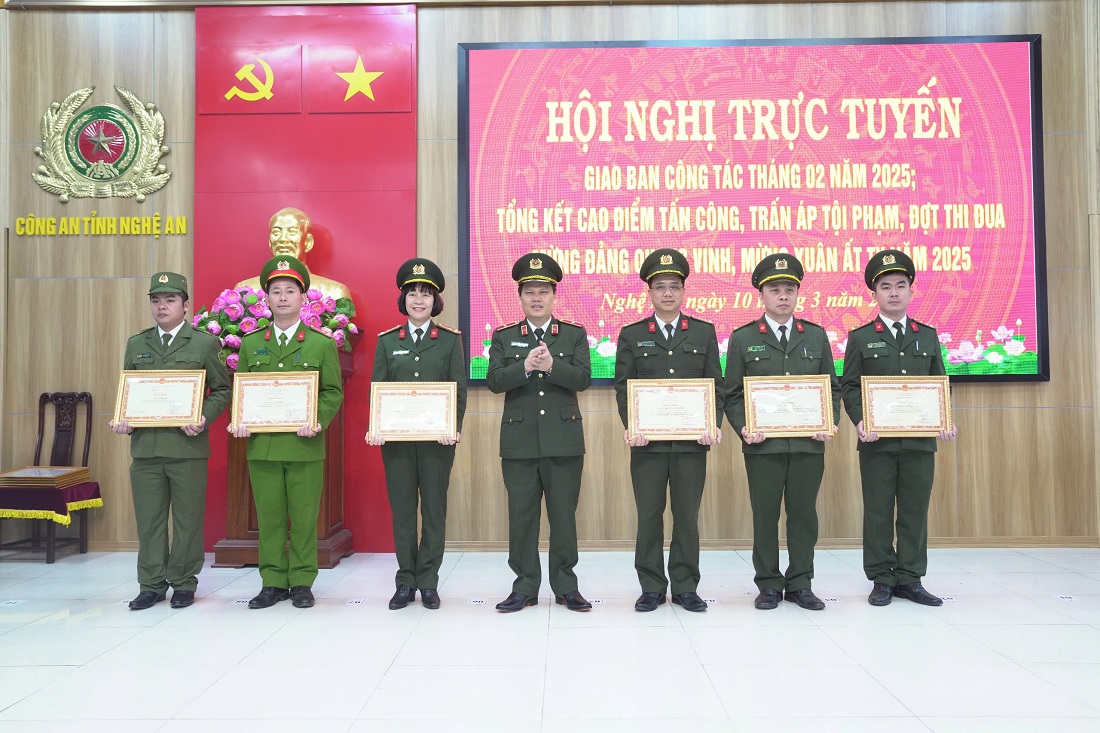 Thừa ủy quyền, đồng chí Thiếu tướng Bùi Quang Thanh, Ủy viên Ban Thường vụ Tỉnh ủy, Bí thư Đảng ủy, Giám đốc Công an tỉnh trao Bằng khen của Bộ trưởng Bộ Công an tặng các cá nhân đạt thành tích xuất sắc