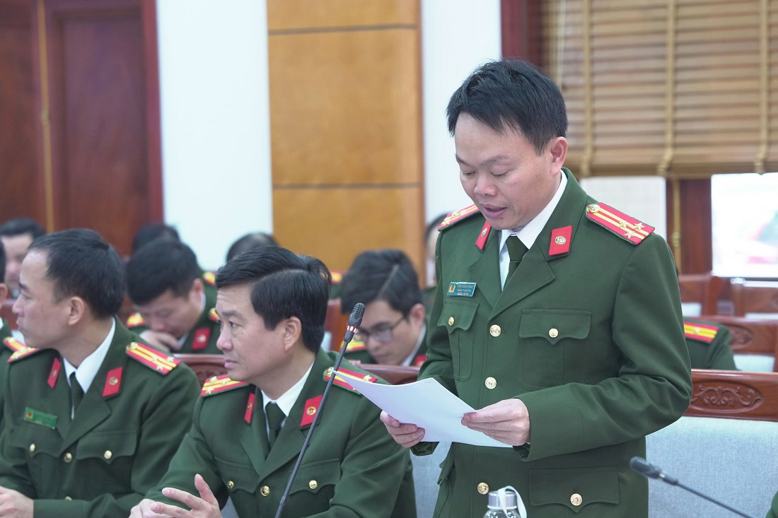 Đại diện lãnh đạo các phòng chức năng phát biểu