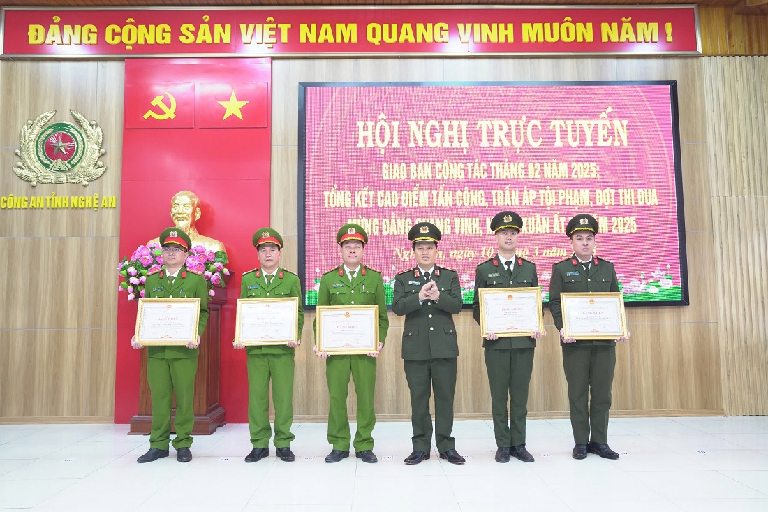 Thừa ủy quyền, đồng chí Thiếu tướng Bùi Quang Thanh, Ủy viên Ban Thường vụ Tỉnh ủy, Bí thư Đảng ủy, Giám đốc Công an tỉnh trao Bằng khen của Chủ tịch UBND tỉnh tặng các tập thể, cá nhân đạt thành tích xuất sắc