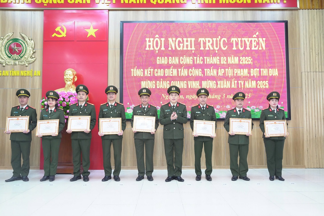 Đồng chí Đại tá Trần Hồng Quang, Phó Bí thư Đảng ủy, Phó Giám đốc Công an tỉnh trao Giấy khen của Giám đốc Công an tỉnh tặng các tập thể, cá nhân đạt thành tích xuất sắc trong triển khai thực hiện công tác tuyển quân