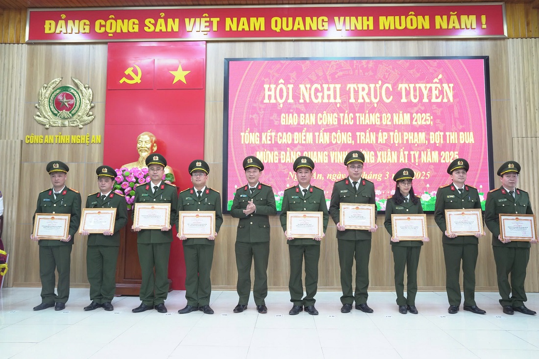 Đồng chí Đại tá Lê Văn Thái, Phó Giám đốc Công an tỉnh trao Giấy khen của Giám đốc Công an tỉnh tặng các tập thể, cá nhân đạt thành tích xuất sắc