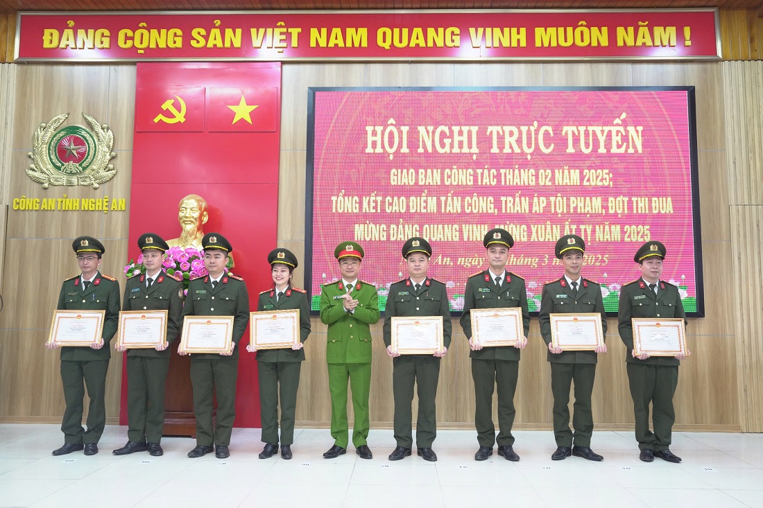 Đồng chí Đại tá Trần Ngọc Tuấn, Phó Giám đốc Công an tỉnh trao Giấy khen của Giám đốc Công an tỉnh tặng các tập thể, cá nhân đạt thành tích xuất sắc