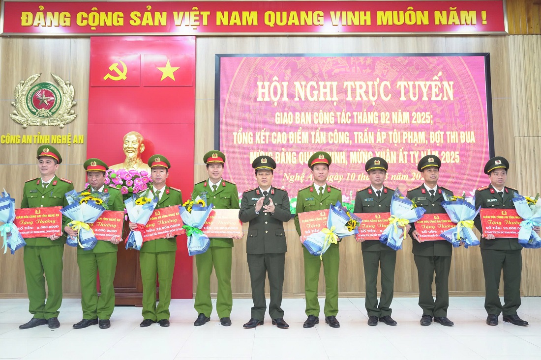 Đồng chí Thiếu tướng Bùi Quang Thanh, Ủy viên Ban Thường vụ Tỉnh ủy, Bí thư Đảng ủy, Giám đốc Công an tỉnh trao thưởng các tập thể đạt thành tích đặc biệt xuất sắc trong đợt cao điểm