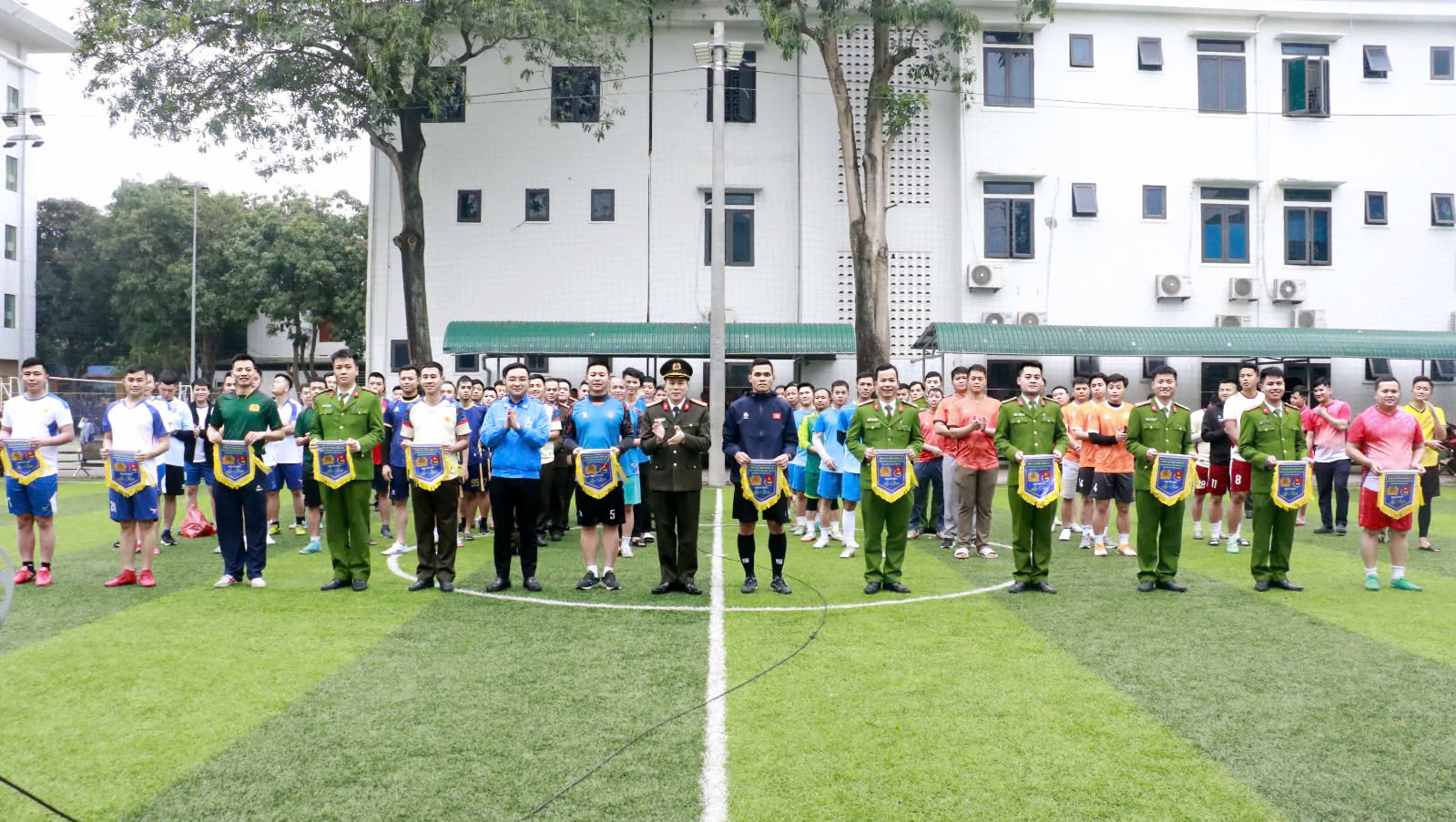 Đồng chí Đại tá Trần Hồng Quang - Phó Bí thư Đảng ủy, Phó Giám đốc Công an tỉnh tặng cờ lưu niệm cho các đội
