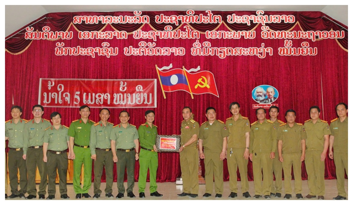 Công an tỉnh Nghệ An chúc Tết Công an tỉnh Hủa Phăn