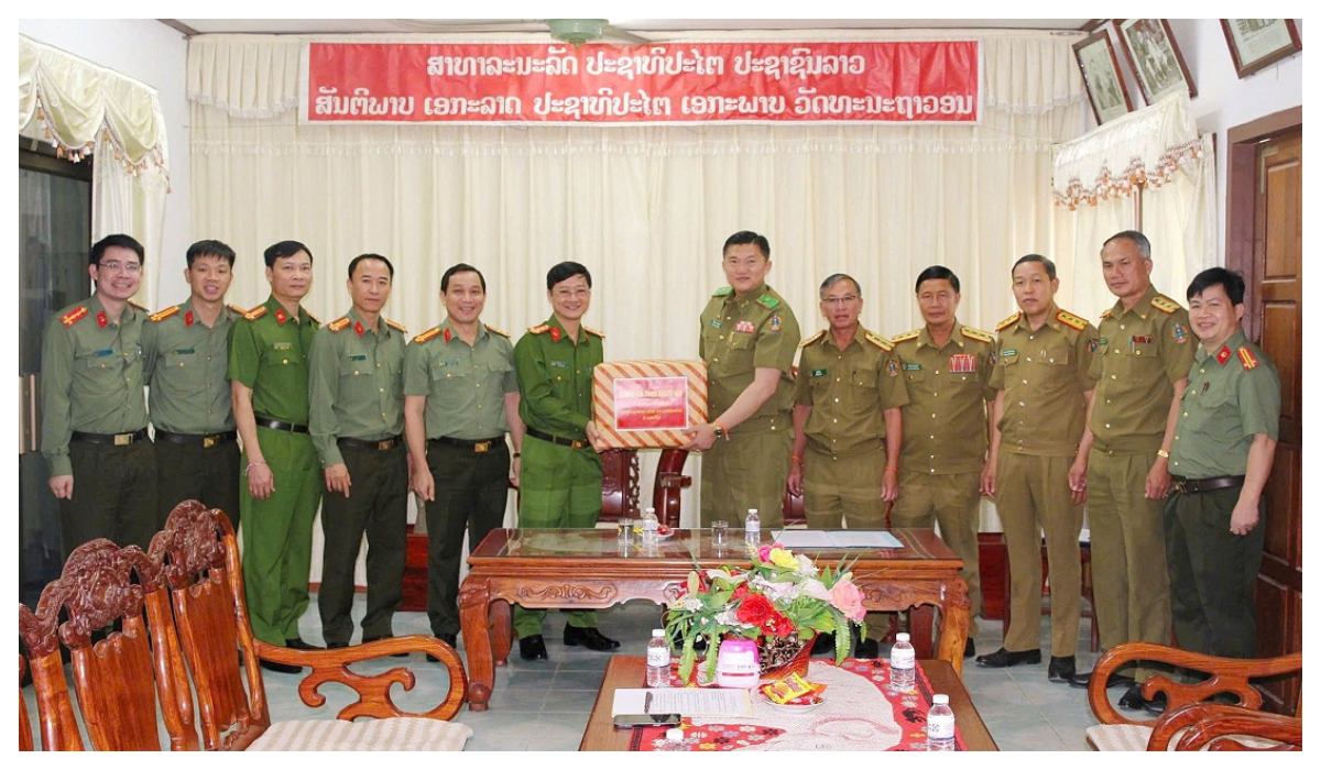 Công an tỉnh Nghệ An chúc Tết Công an tỉnh Xiêng Khoảng
