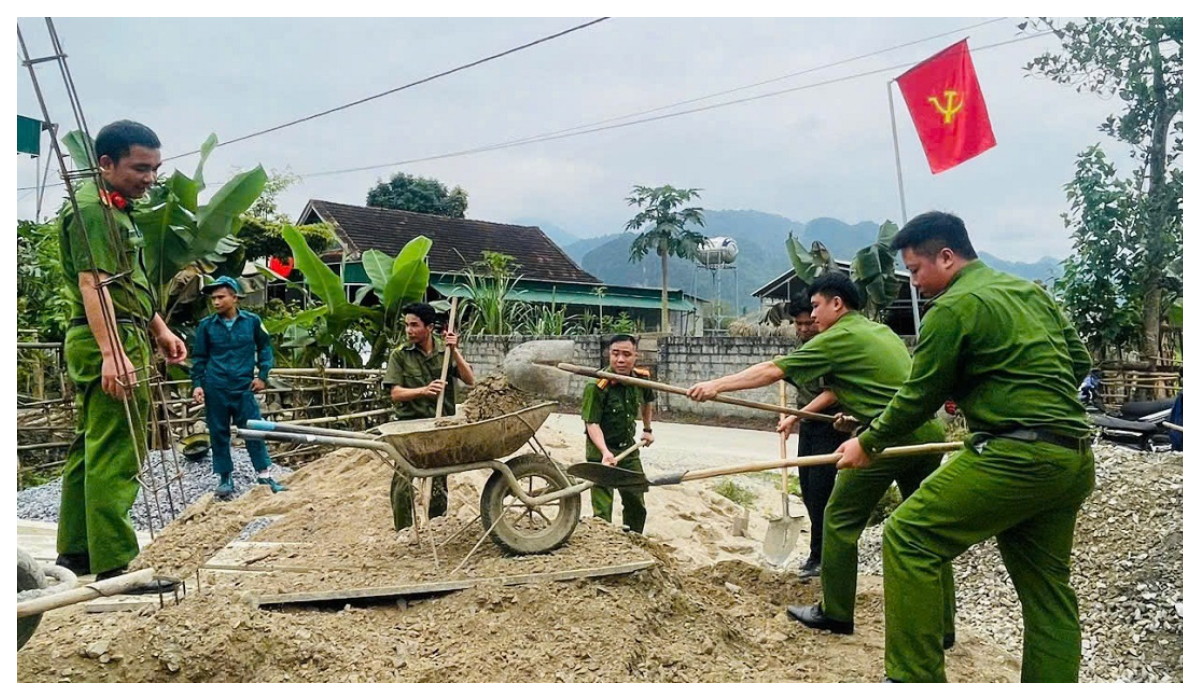 Công an xã biên giới chung tay xóa nhà dột nát, tạm bợ cho người dân