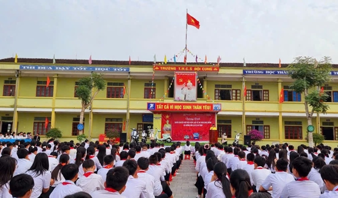 Tuyên truyền, phổ biến pháp luật về an toàn giao thông và hướng dẫn lái xe an toàn tới hơn 1.000 cán bộ, giáo viên và học sinh