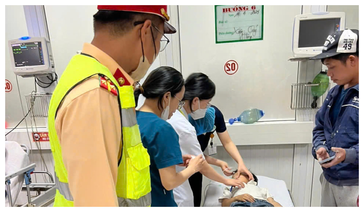 Cảnh sát giao thông kịp thời đưa cháu bé có dấu hiệu ngưng thở đến bệnh viện cấp cứu