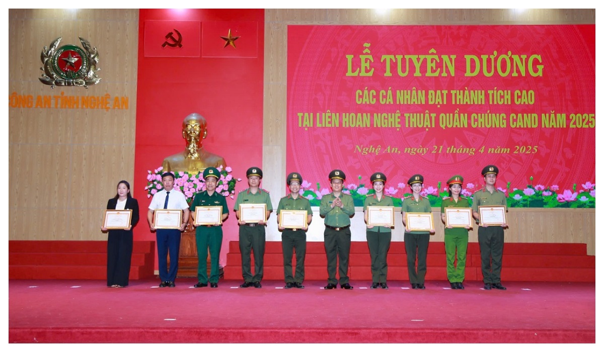 Tuyên dương các tập thể, cá nhân đạt thành tích xuất sắc trong công tác, chiến đấu và đạt thành tích cao tại các cuộc thi, hội thi, hội diễn