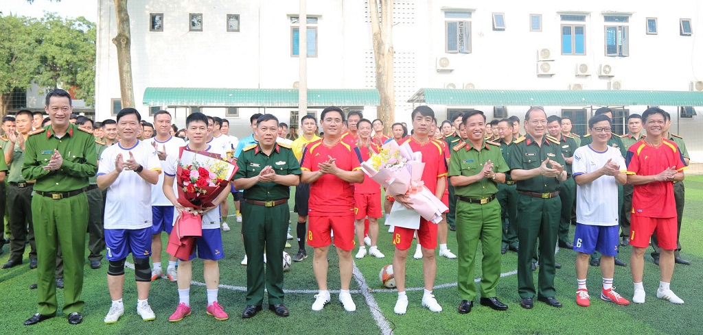 Giao hữu bóng đá giữa Công an tỉnh Nghệ An với Bộ chỉ huy quân sự tỉnh Nghệ An