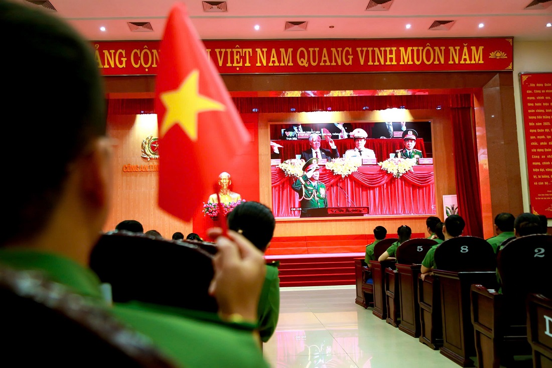Đông đảo CBCS Công an Nghệ An tập trung theo dõi Lễ kỷ niệm, diễu binh, diễu hành 50 năm Ngày Giải phóng miền Nam, thống nhất đất nước
